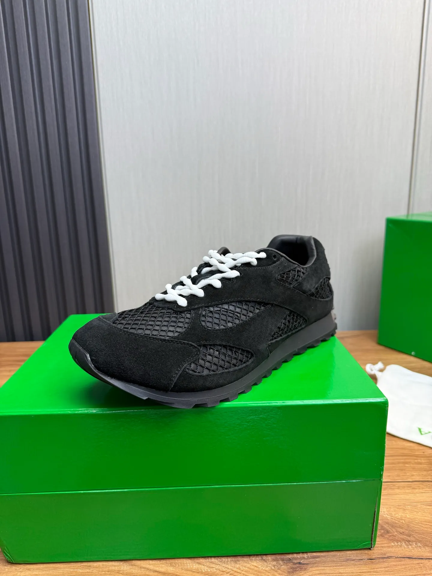 Men's men's shoes 💰660💰Pili BV top version 𝘽𝙊𝙏𝙏𝙀𝙂𝘼 𝙑𝙀𝙉𝙀𝙏𝘼 Orbit sneakers Wang Yibo same style couple style dad shoes 🩷💚 Runner sneakers, made of lightweight technical mesh fabric. Features a geometric patterned rubber outsole. Pay attention to the package craftsmanship ❕ High version shipping ❗️ Very nice, durable to play with and durable to make ✔️ Standard version 💯💯 The outsole is made of color-blocked TPU outsole. Women’s model 35-41 (40 41 customized) Men’s model 39-46 (45.46 customized) Equipped with original packaging